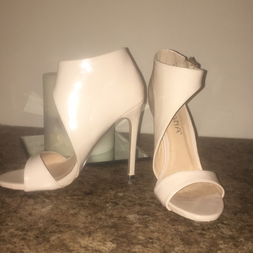 Cream vinyl material ankle boot/pump!